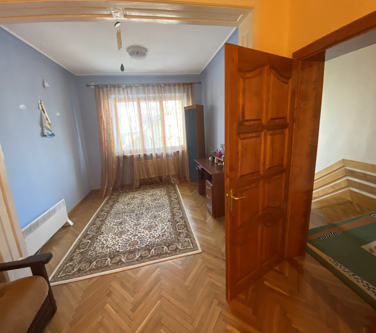 Продаж 5 Спальні 2 Ванні кімнати Будинок Продаж Р-н ЗОШ 4 Р-н ЗОШ 4, Центр, Ужгород