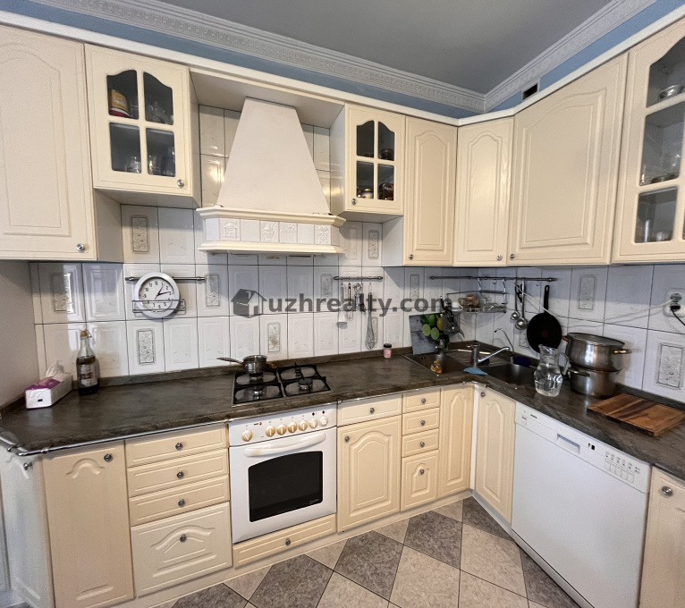 Продаж 4 Спальні 2 Ванні кімнати Будинок Продаж Канальна Канальна, Шахта, Ужгород