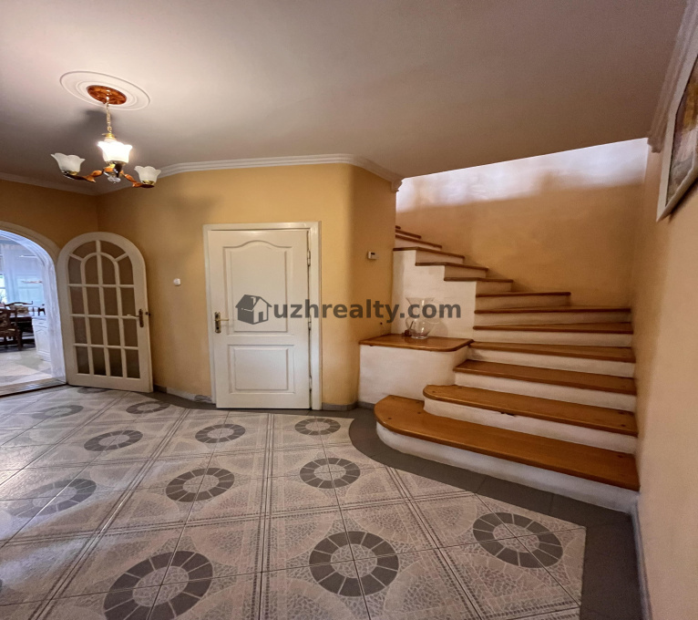 Продаж 4 Спальні 2 Ванні кімнати Будинок Продаж Канальна Канальна, Шахта, Ужгород